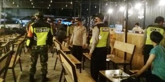 Pertegas Jam Malam, Polsek Krian Gelar Operasi Yustisi PPKM di Warung, Kafe, dan Pertokoan