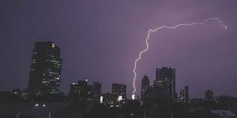 BMKG: Puncak Musim Hujan Berlanjut hingga Februari 2026, Waspada Banjir dan Longsor