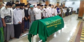 Gus Kikin Pimpin Salat Jenazah Nyai Lily Wahid