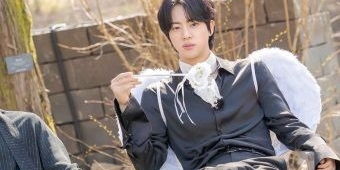 Visual Jin BTS Curi Perhatian di Screwballs