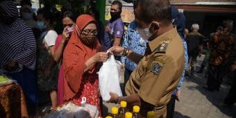 Stabilkan Harga Sembako, Wawali Armuji Gelar Operasi Pasar