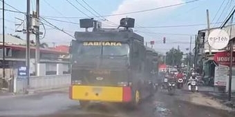 Polres Gresik Semprot Jalan Berdebu Imbas Proyek Pelebaran Jalan Yosowilangun-Suci