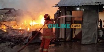 Ditinggal Sholat Subuh, Rumah Warga Petung Gresik Ludes Terbakar