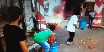 Sebuah Motor di Jember Terbakar, Pengendara Malah Kabur