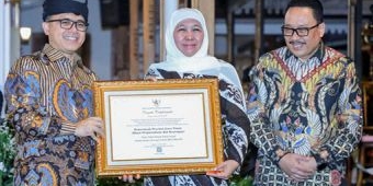 Gubernur Khofifah Terima Penghargaan Tokoh Kepemimpinan Kearsipan