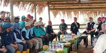 Bupati Kediri Dampingi Menteri Pertanian Tanam Kelapa Genjah Sebar di Lereng Wilis
