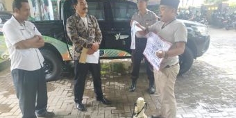 Pasca Kasus Keracunan Nugget Pasutri di Pamekasan, Aktivis ini Lakukan Aksi Tunggal di Dinkes