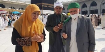 Di Depan Ka'baitullah, Khofifah Minta Cicit Syekh Abdul Qadir Jailani Doakan Kemaslahatan Indonesia