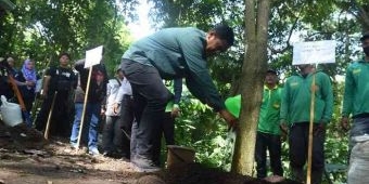 Naik Vespa, Wali Kota Kediri Tanam Pohon Bersama Komunitas Hijau Daun dan Scooterist