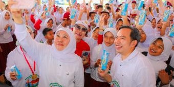 Gubernur Khofifah Ajak Ratusan Siswa Minum Susu di Jember, Dorong Pemenuhan Gizi Anak