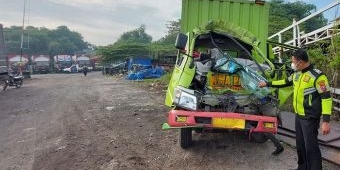 Tabrak Truk Tronton di Jalan Raya Trosobo Sidoarjo, Penumpang Truk Boks Tewas