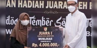 Wabup Jember Gus Firjaun Serahkan Hadiah Pemenang MQK