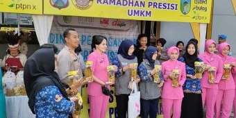 Ratusan Warga Serbu Bazar Ramadan Murah di Polres Kediri
