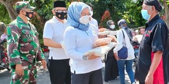 Peduli Pedagang Terdampak Pandemi, Kadin Kabupaten Kediri Bagikan 500 Paket Sembako