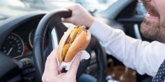 5 Makanan yang Paling Sering Dinikmati di atas Kendaraan Roda Empat