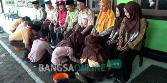 Peringati HGN, Siswa-siswi di Jombang Sungkem dan Basuh Kaki Guru