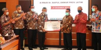 Bank Jatim Serahkan Bantuan Pembangunan Kios Sekaligus KUR untuk PKL di Malang