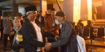 Gus Qowim Sambut Kedatangan Jemaah Haji Kota Kediri
