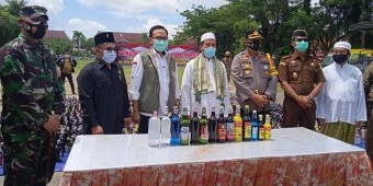 Pimpin Pemusnahan Ribuan Botol Miras, Bupati Baddrut Tamam Nyatakan Perang Terhadap Miras