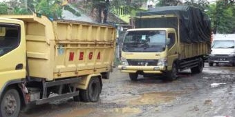 Banyak Kubangan dan Rawan Laka, Warga dan Pengendara di Nganjuk Keluhkan Kondisi Jalan Provinsi