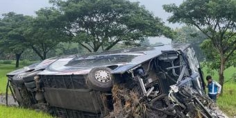 Bus  Jurusan Jakarta Terguling di Tol Solo-Ngawi Usai Hantam Truk Boks, Pramugari Tewas