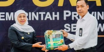Bersama Bupati/Wali Kota se-Jawa Timur, Gubernur Khofifah Serahkan LKPD Unaudited TA 2022