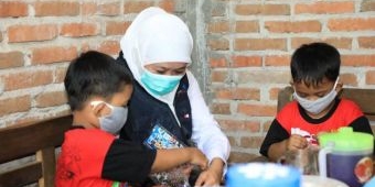Dukung Program Prioritas BKKBN, Gubernur Khofifah Saksikan Pendataan Keluarga