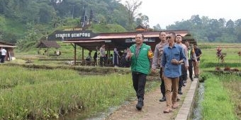 Pastikan Wisatawan Aman, Kapolres Mojokerto Pantau Langsung Objek Wisata Trawas di Libur Lebaran