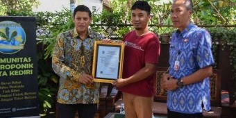 Wali Kota Kediri Serahkan Sertifikat Prima 3 Kepada Kohikari
