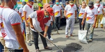 Prihatin Banyak Jalan Berlubang, DPC Gerindra Jember Inisiatif Tambal Pakai Aspal