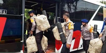 75 Personel Satbrimob Polda Jatim BKO ke Polda NTT Bantu Korban Bencana Alam