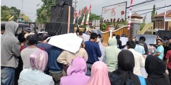 Jelang Sidang Putusan Praperadilan, Ampi Demo Kejari Bangkalan