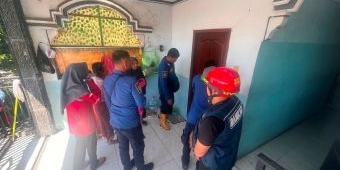 Evakuasi Bocah 2 Tahun Terkunci di Kos Selama Dua Jam, Damkar Gresik Turun Tangan
