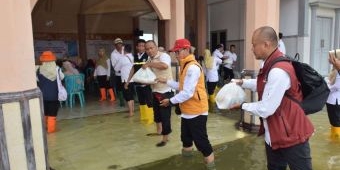 Pemkab Lamongan Salurkan Bantuan Sembako untuk Warga Terdampak Luapan Bengawan Jero di 5 Kecamatan