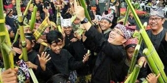 Bupati Banyuwangi Perang-perangan Senapan Pelepah Pisang dengan 5.000 Anak SD