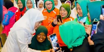 Gubernur Khofifah Berbagi Kebahagiaan Jelang Ramadhan dengan Bunda Ojol dan Jamaah di Surabaya