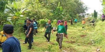 Peringati Hari Bumi, Kesbangpol dan Parpol di Trenggalek Tanam Pohon di Areal Makam Kanjeng Jimat