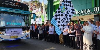 Gubernur Khofifah Lepas 445 Jamaah Haji Kloter Pertama Embarkasi Surabaya
