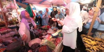 Khofifah Berbagi Kebahagiaan Bareng Pedagang di Pasar Besuki Situbondo