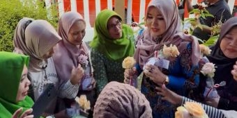 Bawa Pesan Damai untuk Jawa Timur, Anggota DPD RI Lia Istifhama Bagi-Bagi Bunga ke Warga