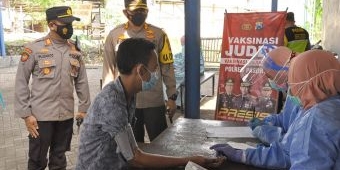 Dilakukan Door To Door, Polres Pasuruan Gelar Vaksinasi Jujuk Desa