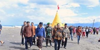 Hadiri Upacara Adat Labuh Laut, Bupati Trenggalek Berharap Warga Terus Menjaga Budaya Lokal