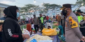 Pengunjung dan Pedagang Pasar Jadi Sasaran Operasi Yustisi Penegakan Prokes PPKM Darurat di Blitar