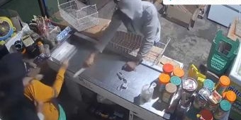 Nekat, Seorang Pria Rampok Toko Frozen Food di Jombang Bermodalkan Pisau
