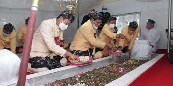 Ziarahi Makam Leluhur di HJL ke-452, Yuhronur Berharap Jadi Momentum Pencarian Jati Diri Lamongan