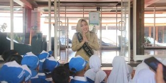Disambangi Anak-Anak, Ikfina Kenalkan Profesi Bupati hingga Ajak Lihat Satwa Koleksi