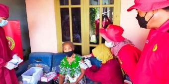 Lansia di Blitar Semangat Ikuti Vaksinasi Door To Door Dosis Kedua BIN Jatim