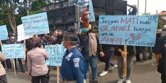 Pemkot Probolinggo Didemo Puluhan Eks Karyawan Pabrik Pengelohan Kayu
