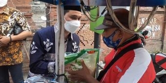 Lanjutkan Bagi-bagi Ribuan Sembako, Gus Barra Borong Dagangan PKL