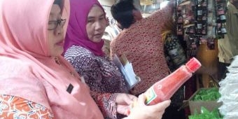 Sidak Pasar dan Swalayan, Disperpar Tuban Temukan Mamin Tak Layak Jual